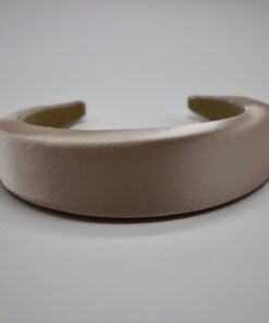 Velkommen til vores ekspansive samling af hårbøjler, hvor du vil opleve en verden af stil, elegance og alsidighed. Vores hårbøjler er ikke bare et almindeligt håraccessory, de er en modeerklæring, der fremhæver din personlige stil og tilføjer et sofistikeret touch til dine frisurer. Vi forstår vigtigheden af at have en alsidig og stilfuld samling af hårbøjler, der passer til alle lejligheder og outfits. Derfor har vi sammensat en omhyggeligt udvalgt kollektion, der omfatter klassiske, moderne og trendy designs, så du nemt kan finde det perfekte match til din personlige smag. Vores hårbøjler er fremstillet af materialer af høj kvalitet, der garanterer både komfort og holdbarhed. Med bløde og fleksible bøjler, der passer perfekt omkring hovedet, vil vores hårbøjler ikke kun være en fryd for øjet, men også en fornøjelse at have på hele dagen. Uanset om du ønsker at tilføje et elegant og sofistikeret touch til din arbejdsdag, ønsker at stråle på en festlig begivenhed eller bare vil have en chic og afslappet stil til hverdagen, har vi en hårbøjle til enhver lejlighed. Vores kollektion omfatter alt fra enkle og elegante hårbøjler i neutrale farver, der let kan styles til ethvert outfit, til iøjnefaldende hårbøjler med smukke mønstre og dekorative elementer, der vil tiltrække opmærksomhed. Vores sortiment omfatter også hårbøjler i forskellige størrelser og former, så du kan eksperimentere med forskellige looks og frisurer. Fra klassiske bøjlebånd, der giver en ren og raffineret stil, til bredere og mere dristige hårbøjler, der tilføjer en ekstra touch af glamour, er mulighederne uendelige. Vores vision er at tilbyde vores kunder en problemfri og fornøjelig shoppingoplevelse. Derfor har vi skabt en brugervenlig online platform, hvor du nemt kan browse vores kollektion, vælge dine favorit hårbøjler og bestille med lethed. Vi tilbyder også hurtig levering og fremragende kundeservice for at sikre, at du er 100% tilfreds med dit køb. Med vores hårbøjler kan du udtrykke din individualitet og kreativitet gennem dit håraccessory valg. Uanset om du har kort eller langt hår, glat eller krøllet hår, vil vores hårbøjler fremhæve din naturlige skønhed og tilføje et unikt præg til din stil. Så gå på opdagelse i vores omfattende samling af hårbøjler og lad os hjælpe dig med at skabe det perfekte look til enhver lejlighed. Med vores trendy og stilfulde hårbøjler vil du altid være i stand til at føle dig selvsikker, smuk og modebevidst. Vælg dit favoritdesign, og lad os tage din stil til nye højder med vores fantastiske hårbøjler!