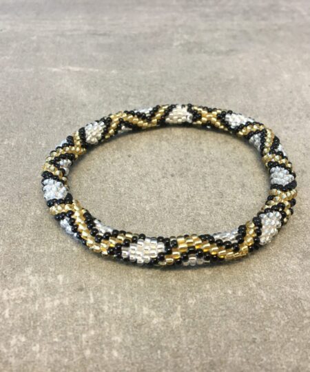 Roll-on perle armbåndene er håndlavet i Nepal. De er lavet med forskellige glasperler og i forskellige mønster. De er hæklet med en bomuldssnor. Syntes man at de lidt stramme, kan man vride forsigtigt i dem så de bliver større. syntes man derimod at de er blive lidt for løse, kan man ligge dem i vand. dette gør at bomildssnoren trækker sig sammen og de bliver mindre igen.