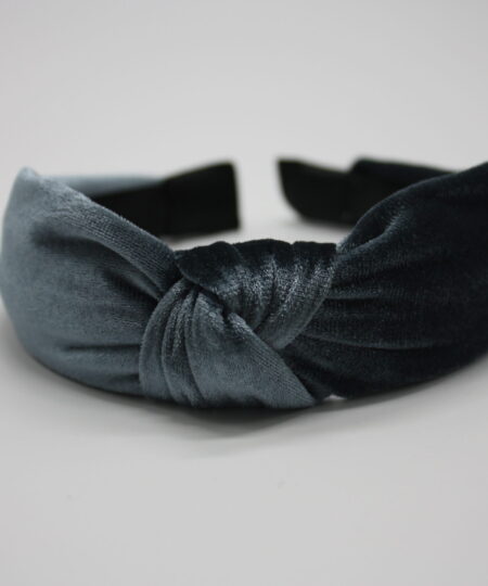 HÅRBØJLE Velkommen til vores ekspansive samling af hårbøjler, hvor du vil opleve en verden af stil, elegance og alsidighed. Vores hårbøjler er ikke bare et almindeligt håraccessory, de er en modeerklæring, der fremhæver din personlige stil og tilføjer et sofistikeret touch til dine frisurer. Vi forstår vigtigheden af at have en alsidig og stilfuld samling af hårbøjler, der passer til alle lejligheder og outfits. Derfor har vi sammensat en omhyggeligt udvalgt kollektion, der omfatter klassiske, moderne og trendy designs, så du nemt kan finde det perfekte match til din personlige smag. Vores hårbøjler er fremstillet af materialer af høj kvalitet, der garanterer både komfort og holdbarhed. Med bløde og fleksible bøjler, der passer perfekt omkring hovedet, vil vores hårbøjler ikke kun være en fryd for øjet, men også en fornøjelse at have på hele dagen. Uanset om du ønsker at tilføje et elegant og sofistikeret touch til din arbejdsdag, ønsker at stråle på en festlig begivenhed eller bare vil have en chic og afslappet stil til hverdagen, har vi en hårbøjle til enhver lejlighed. Vores kollektion omfatter alt fra enkle og elegante hårbøjler i neutrale farver, der let kan styles til ethvert outfit, til iøjnefaldende hårbøjler med smukke mønstre og dekorative elementer, der vil tiltrække opmærksomhed. Vores sortiment omfatter også hårbøjler i forskellige størrelser og former, så du kan eksperimentere med forskellige looks og frisurer. Fra klassiske bøjlebånd, der giver en ren og raffineret stil, til bredere og mere dristige hårbøjler, der tilføjer en ekstra touch af glamour, er mulighederne uendelige. Vores vision er at tilbyde vores kunder en problemfri og fornøjelig shoppingoplevelse. Derfor har vi skabt en brugervenlig online platform, hvor du nemt kan browse vores kollektion, vælge dine favorit hårbøjler og bestille med lethed. Vi tilbyder også hurtig levering og fremragende kundeservice for at sikre, at du er 100% tilfreds med dit køb. Med vores hårbøjler kan du udtrykke din individualitet og kreativitet gennem dit håraccessory valg. Uanset om du har kort eller langt hår, glat eller krøllet hår, vil vores hårbøjler fremhæve din naturlige skønhed og tilføje et unikt præg til din stil. Så gå på opdagelse i vores omfattende samling af hårbøjler og lad os hjælpe dig med at skabe det perfekte look til enhver lejlighed. Med vores trendy og stilfulde hårbøjler vil du altid være i stand til at føle dig selvsikker, smuk og modebevidst. Vælg dit favoritdesign, og lad os tage din stil til nye højder med vores fantastiske hårbøjler!