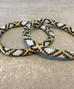 Roll-on perle armbåndene er håndlavet i Nepal. De er lavet med forskellige glasperler og i forskellige mønster. De er hæklet med en bomuldssnor. Syntes man at de lidt stramme, kan man vride forsigtigt i dem så de bliver større. syntes man derimod at de er blive lidt for løse, kan man ligge dem i vand. dette gør at bomildssnoren trækker sig sammen og de bliver mindre igen.