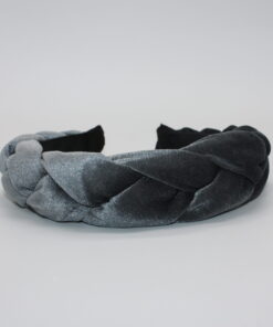 Velkommen til vores ekspansive samling af hårbøjler, hvor du vil opleve en verden af stil, elegance og alsidighed. Vores hårbøjler er ikke bare et almindeligt håraccessory, de er en modeerklæring, der fremhæver din personlige stil og tilføjer et sofistikeret touch til dine frisurer. Vi forstår vigtigheden af at have en alsidig og stilfuld samling af hårbøjler, der passer til alle lejligheder og outfits. Derfor har vi sammensat en omhyggeligt udvalgt kollektion, der omfatter klassiske, moderne og trendy designs, så du nemt kan finde det perfekte match til din personlige smag. Vores hårbøjler er fremstillet af materialer af høj kvalitet, der garanterer både komfort og holdbarhed. Med bløde og fleksible bøjler, der passer perfekt omkring hovedet, vil vores hårbøjler ikke kun være en fryd for øjet, men også en fornøjelse at have på hele dagen. Uanset om du ønsker at tilføje et elegant og sofistikeret touch til din arbejdsdag, ønsker at stråle på en festlig begivenhed eller bare vil have en chic og afslappet stil til hverdagen, har vi en hårbøjle til enhver lejlighed. Vores kollektion omfatter alt fra enkle og elegante hårbøjler i neutrale farver, der let kan styles til ethvert outfit, til iøjnefaldende hårbøjler med smukke mønstre og dekorative elementer, der vil tiltrække opmærksomhed. Vores sortiment omfatter også hårbøjler i forskellige størrelser og former, så du kan eksperimentere med forskellige looks og frisurer. Fra klassiske bøjlebånd, der giver en ren og raffineret stil, til bredere og mere dristige hårbøjler, der tilføjer en ekstra touch af glamour, er mulighederne uendelige. Vores vision er at tilbyde vores kunder en problemfri og fornøjelig shoppingoplevelse. Derfor har vi skabt en brugervenlig online platform, hvor du nemt kan browse vores kollektion, vælge dine favorit hårbøjler og bestille med lethed. Vi tilbyder også hurtig levering og fremragende kundeservice for at sikre, at du er 100% tilfreds med dit køb. Med vores hårbøjler kan du udtrykke din individualitet og kreativitet gennem dit håraccessory valg. Uanset om du har kort eller langt hår, glat eller krøllet hår, vil vores hårbøjler fremhæve din naturlige skønhed og tilføje et unikt præg til din stil. Så gå på opdagelse i vores omfattende samling af hårbøjler og lad os hjælpe dig med at skabe det perfekte look til enhver lejlighed. Med vores trendy og stilfulde hårbøjler vil du altid være i stand til at føle dig selvsikker, smuk og modebevidst. Vælg dit favoritdesign, og lad os tage din stil til nye højder med vores fantastiske hårbøjler!