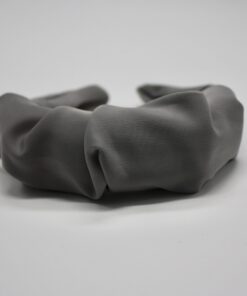 Velkommen til vores ekspansive samling af hårbøjler, hvor du vil opleve en verden af stil, elegance og alsidighed. Vores hårbøjler er ikke bare et almindeligt håraccessory, de er en modeerklæring, der fremhæver din personlige stil og tilføjer et sofistikeret touch til dine frisurer. Vi forstår vigtigheden af at have en alsidig og stilfuld samling af hårbøjler, der passer til alle lejligheder og outfits. Derfor har vi sammensat en omhyggeligt udvalgt kollektion, der omfatter klassiske, moderne og trendy designs, så du nemt kan finde det perfekte match til din personlige smag. Vores hårbøjler er fremstillet af materialer af høj kvalitet, der garanterer både komfort og holdbarhed. Med bløde og fleksible bøjler, der passer perfekt omkring hovedet, vil vores hårbøjler ikke kun være en fryd for øjet, men også en fornøjelse at have på hele dagen. Uanset om du ønsker at tilføje et elegant og sofistikeret touch til din arbejdsdag, ønsker at stråle på en festlig begivenhed eller bare vil have en chic og afslappet stil til hverdagen, har vi en hårbøjle til enhver lejlighed. Vores kollektion omfatter alt fra enkle og elegante hårbøjler i neutrale farver, der let kan styles til ethvert outfit, til iøjnefaldende hårbøjler med smukke mønstre og dekorative elementer, der vil tiltrække opmærksomhed. Vores sortiment omfatter også hårbøjler i forskellige størrelser og former, så du kan eksperimentere med forskellige looks og frisurer. Fra klassiske bøjlebånd, der giver en ren og raffineret stil, til bredere og mere dristige hårbøjler, der tilføjer en ekstra touch af glamour, er mulighederne uendelige. Vores vision er at tilbyde vores kunder en problemfri og fornøjelig shoppingoplevelse. Derfor har vi skabt en brugervenlig online platform, hvor du nemt kan browse vores kollektion, vælge dine favorit hårbøjler og bestille med lethed. Vi tilbyder også hurtig levering og fremragende kundeservice for at sikre, at du er 100% tilfreds med dit køb. Med vores hårbøjler kan du udtrykke din individualitet og kreativitet gennem dit håraccessory valg. Uanset om du har kort eller langt hår, glat eller krøllet hår, vil vores hårbøjler fremhæve din naturlige skønhed og tilføje et unikt præg til din stil. Så gå på opdagelse i vores omfattende samling af hårbøjler og lad os hjælpe dig med at skabe det perfekte look til enhver lejlighed. Med vores trendy og stilfulde hårbøjler vil du altid være i stand til at føle dig selvsikker, smuk og modebevidst. Vælg dit favoritdesign, og lad os tage din stil til nye højder med vores fantastiske hårbøjler!