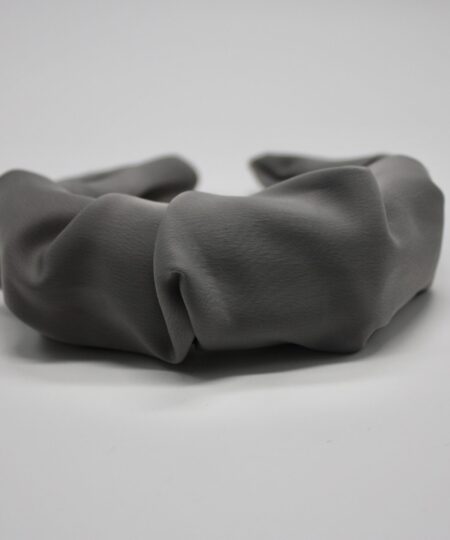 Velkommen til vores ekspansive samling af hårbøjler, hvor du vil opleve en verden af stil, elegance og alsidighed. Vores hårbøjler er ikke bare et almindeligt håraccessory, de er en modeerklæring, der fremhæver din personlige stil og tilføjer et sofistikeret touch til dine frisurer. Vi forstår vigtigheden af at have en alsidig og stilfuld samling af hårbøjler, der passer til alle lejligheder og outfits. Derfor har vi sammensat en omhyggeligt udvalgt kollektion, der omfatter klassiske, moderne og trendy designs, så du nemt kan finde det perfekte match til din personlige smag. Vores hårbøjler er fremstillet af materialer af høj kvalitet, der garanterer både komfort og holdbarhed. Med bløde og fleksible bøjler, der passer perfekt omkring hovedet, vil vores hårbøjler ikke kun være en fryd for øjet, men også en fornøjelse at have på hele dagen. Uanset om du ønsker at tilføje et elegant og sofistikeret touch til din arbejdsdag, ønsker at stråle på en festlig begivenhed eller bare vil have en chic og afslappet stil til hverdagen, har vi en hårbøjle til enhver lejlighed. Vores kollektion omfatter alt fra enkle og elegante hårbøjler i neutrale farver, der let kan styles til ethvert outfit, til iøjnefaldende hårbøjler med smukke mønstre og dekorative elementer, der vil tiltrække opmærksomhed. Vores sortiment omfatter også hårbøjler i forskellige størrelser og former, så du kan eksperimentere med forskellige looks og frisurer. Fra klassiske bøjlebånd, der giver en ren og raffineret stil, til bredere og mere dristige hårbøjler, der tilføjer en ekstra touch af glamour, er mulighederne uendelige. Vores vision er at tilbyde vores kunder en problemfri og fornøjelig shoppingoplevelse. Derfor har vi skabt en brugervenlig online platform, hvor du nemt kan browse vores kollektion, vælge dine favorit hårbøjler og bestille med lethed. Vi tilbyder også hurtig levering og fremragende kundeservice for at sikre, at du er 100% tilfreds med dit køb. Med vores hårbøjler kan du udtrykke din individualitet og kreativitet gennem dit håraccessory valg. Uanset om du har kort eller langt hår, glat eller krøllet hår, vil vores hårbøjler fremhæve din naturlige skønhed og tilføje et unikt præg til din stil. Så gå på opdagelse i vores omfattende samling af hårbøjler og lad os hjælpe dig med at skabe det perfekte look til enhver lejlighed. Med vores trendy og stilfulde hårbøjler vil du altid være i stand til at føle dig selvsikker, smuk og modebevidst. Vælg dit favoritdesign, og lad os tage din stil til nye højder med vores fantastiske hårbøjler!