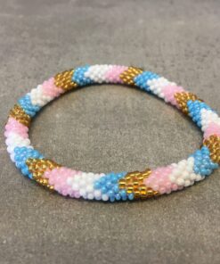 Roll-on armbånd som passer til næsten alle kvinder. Kvindegrupper i Nepal, Kathmandu Valley, udstyres med glasperler og bomuldsgarn, så de i deres fritid kan hækler disse smukke perlearmbånd. Den ekstra indtægt går bl.a. til at sende kvindernes børn i skole. Hvert armbånd er et unikt resultat af kvindernes håndarbejde og varierer i farvekombinationer og mønstre.