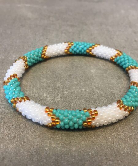 Roll-on perle armbåndene er håndlavet i Nepal. De er lavet med forskellige glasperler og i forskellige mønster. De er hæklet med en bomuldssnor. Syntes man at de lidt stramme, kan man vride forsigtigt i dem så de bliver større. syntes man derimod at de er blive lidt for løse, kan man ligge dem i vand. dette gør at bomildssnoren trækker sig sammen og de bliver mindre igen.