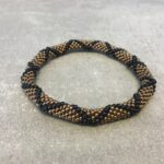 Roll-on perle armbåndene er håndlavet i Nepal. De er lavet med forskellige glasperler og i forskellige mønster. De er hæklet med en bomuldssnor. Syntes man at de lidt stramme, kan man vride forsigtigt i dem så de bliver større. syntes man derimod at de er blive lidt for løse, kan man ligge dem i vand. dette gør at bomildssnoren trækker sig sammen og de bliver mindre igen.
