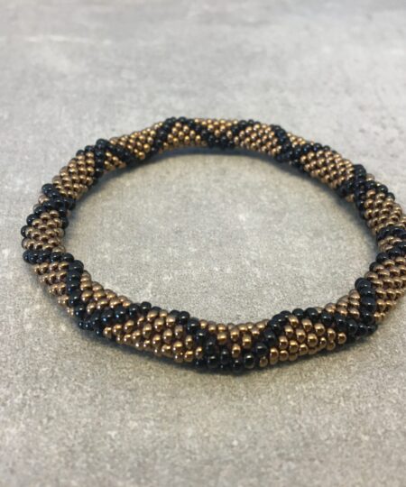 Roll-on perle armbåndene er håndlavet i Nepal. De er lavet med forskellige glasperler og i forskellige mønster. De er hæklet med en bomuldssnor. Syntes man at de lidt stramme, kan man vride forsigtigt i dem så de bliver større. syntes man derimod at de er blive lidt for løse, kan man ligge dem i vand. dette gør at bomildssnoren trækker sig sammen og de bliver mindre igen.