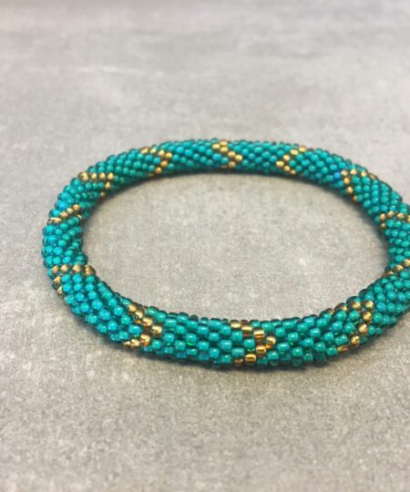 Roll-on armbånd som passer til næsten alle kvinder. Kvindegrupper i Nepal, Kathmandu Valley, udstyres med glasperler og bomuldsgarn, så de i deres fritid kan hækler disse smukke perlearmbånd. Den ekstra indtægt går bl.a. til at sende kvindernes børn i skole. Hvert armbånd er et unikt resultat af kvindernes håndarbejde og varierer i farvekombinationer og mønstre.