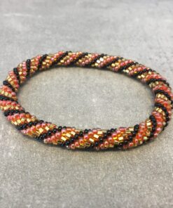 Roll-on perle armbåndene er håndlavet i Nepal. De er lavet med forskellige glasperler og i forskellige mønster. De er hæklet med en bomuldssnor. Syntes man at de lidt stramme, kan man vride forsigtigt i dem så de bliver større. syntes man derimod at de er blive lidt for løse, kan man ligge dem i vand. dette gør at bomildssnoren trækker sig sammen og de bliver mindre igen.