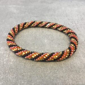 Roll-on perle armbåndene er håndlavet i Nepal. De er lavet med forskellige glasperler og i forskellige mønster. De er hæklet med en bomuldssnor. Syntes man at de lidt stramme, kan man vride forsigtigt i dem så de bliver større. syntes man derimod at de er blive lidt for løse, kan man ligge dem i vand. dette gør at bomildssnoren trækker sig sammen og de bliver mindre igen.