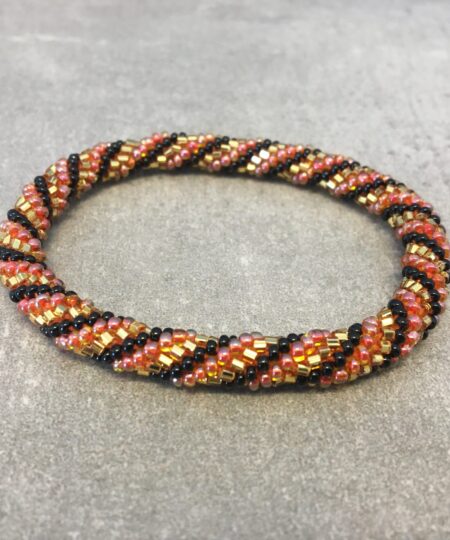 Roll-on perle armbåndene er håndlavet i Nepal. De er lavet med forskellige glasperler og i forskellige mønster. De er hæklet med en bomuldssnor. Syntes man at de lidt stramme, kan man vride forsigtigt i dem så de bliver større. syntes man derimod at de er blive lidt for løse, kan man ligge dem i vand. dette gør at bomildssnoren trækker sig sammen og de bliver mindre igen.