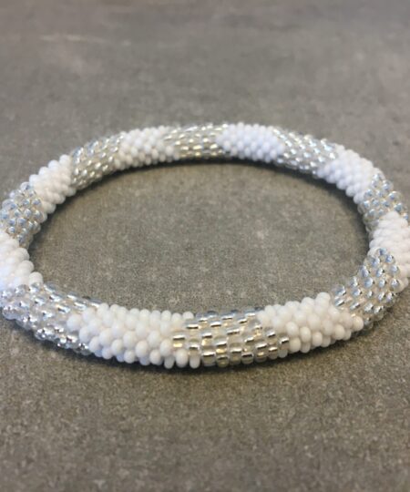 Roll-on perle armbåndene er håndlavet i Nepal. De er lavet med forskellige glasperler og i forskellige mønster. De er hæklet med en bomuldssnor. Syntes man at de lidt stramme, kan man vride forsigtigt i dem så de bliver større. syntes man derimod at de er blive lidt for løse, kan man ligge dem i vand. dette gør at bomildssnoren trækker sig sammen og de bliver mindre igen.