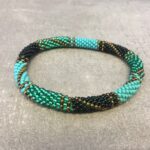 Roll-on perle armbåndene er håndlavet i Nepal. De er lavet med forskellige glasperler og i forskellige mønster. De er hæklet med en bomuldssnor. Syntes man at de lidt stramme, kan man vride forsigtigt i dem så de bliver større. syntes man derimod at de er blive lidt for løse, kan man ligge dem i vand. dette gør at bomildssnoren trækker sig sammen og de bliver mindre igen.