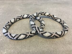 Roll-on perle armbåndene er håndlavet i Nepal. De er lavet med forskellige glasperler og i forskellige mønster. De er hæklet med en bomuldssnor. Syntes man at de lidt stramme, kan man vride forsigtigt i dem så de bliver større. syntes man derimod at de er blive lidt for løse, kan man ligge dem i vand. dette gør at bomildssnoren trækker sig sammen og de bliver mindre igen.