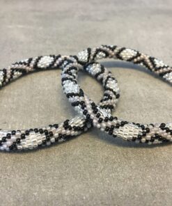 Roll-on perle armbåndene er håndlavet i Nepal. De er lavet med forskellige glasperler og i forskellige mønster. De er hæklet med en bomuldssnor. Syntes man at de lidt stramme, kan man vride forsigtigt i dem så de bliver større. syntes man derimod at de er blive lidt for løse, kan man ligge dem i vand. dette gør at bomildssnoren trækker sig sammen og de bliver mindre igen.