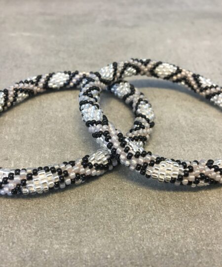 Roll-on perle armbåndene er håndlavet i Nepal. De er lavet med forskellige glasperler og i forskellige mønster. De er hæklet med en bomuldssnor. Syntes man at de lidt stramme, kan man vride forsigtigt i dem så de bliver større. syntes man derimod at de er blive lidt for løse, kan man ligge dem i vand. dette gør at bomildssnoren trækker sig sammen og de bliver mindre igen.