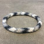 Roll-on perle armbåndene er håndlavet i Nepal. De er lavet med forskellige glasperler og i forskellige mønster. De er hæklet med en bomuldssnor. Syntes man at de lidt stramme, kan man vride forsigtigt i dem så de bliver større. syntes man derimod at de er blive lidt for løse, kan man ligge dem i vand. dette gør at bomildssnoren trækker sig sammen og de bliver mindre igen.