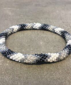 Roll-on perle armbåndene er håndlavet i Nepal. De er lavet med forskellige glasperler og i forskellige mønster. De er hæklet med en bomuldssnor. Syntes man at de lidt stramme, kan man vride forsigtigt i dem så de bliver større. syntes man derimod at de er blive lidt for løse, kan man ligge dem i vand. dette gør at bomildssnoren trækker sig sammen og de bliver mindre igen.