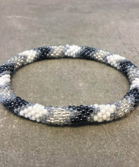 Roll-on perle armbåndene er håndlavet i Nepal. De er lavet med forskellige glasperler og i forskellige mønster. De er hæklet med en bomuldssnor. Syntes man at de lidt stramme, kan man vride forsigtigt i dem så de bliver større. syntes man derimod at de er blive lidt for løse, kan man ligge dem i vand. dette gør at bomildssnoren trækker sig sammen og de bliver mindre igen.