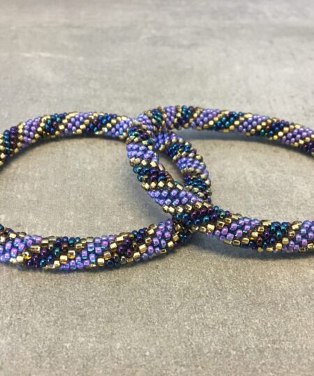 Roll-on perle armbåndene er håndlavet i Nepal. De er lavet med forskellige glasperler og i forskellige mønster. De er hæklet med en bomuldssnor. Syntes man at de lidt stramme, kan man vride forsigtigt i dem så de bliver større. syntes man derimod at de er blive lidt for løse, kan man ligge dem i vand. dette gør at bomildssnoren trækker sig sammen og de bliver mindre igen.