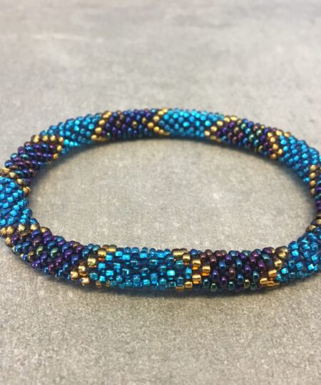 Roll-on perle armbåndene er håndlavet i Nepal. De er lavet med forskellige glasperler og i forskellige mønster. De er hæklet med en bomuldssnor. Syntes man at de lidt stramme, kan man vride forsigtigt i dem så de bliver større. syntes man derimod at de er blive lidt for løse, kan man ligge dem i vand. dette gør at bomildssnoren trækker sig sammen og de bliver mindre igen.