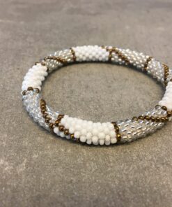 Roll-on perle armbåndene er håndlavet i Nepal. De er lavet med forskellige glasperler og i forskellige mønster. De er hæklet med en bomuldssnor. Syntes man at de lidt stramme, kan man vride forsigtigt i dem så de bliver større. syntes man derimod at de er blive lidt for løse, kan man ligge dem i vand. dette gør at bomildssnoren trækker sig sammen og de bliver mindre igen.