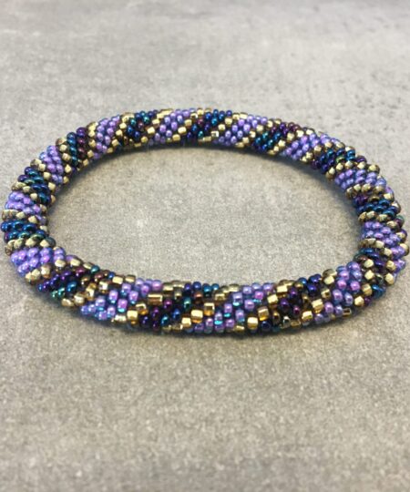 Roll-on perle armbåndene er håndlavet i Nepal. De er lavet med forskellige glasperler og i forskellige mønster. De er hæklet med en bomuldssnor. Syntes man at de lidt stramme, kan man vride forsigtigt i dem så de bliver større. syntes man derimod at de er blive lidt for løse, kan man ligge dem i vand. dette gør at bomildssnoren trækker sig sammen og de bliver mindre igen.