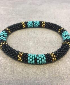 Roll-on armbånd som passer til næsten alle kvinder. Kvindegrupper i Nepal, Kathmandu Valley, udstyres med glasperler og bomuldsgarn, så de i deres fritid kan hækler disse smukke perlearmbånd. Den ekstra indtægt går bl.a. til at sende kvindernes børn i skole. Hvert armbånd er et unikt resultat af kvindernes håndarbejde og varierer i farvekombinationer og mønstre.