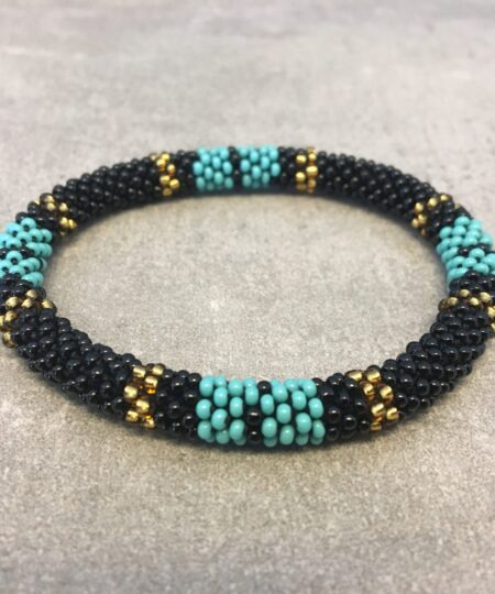 Roll-on armbånd som passer til næsten alle kvinder. Kvindegrupper i Nepal, Kathmandu Valley, udstyres med glasperler og bomuldsgarn, så de i deres fritid kan hækler disse smukke perlearmbånd. Den ekstra indtægt går bl.a. til at sende kvindernes børn i skole. Hvert armbånd er et unikt resultat af kvindernes håndarbejde og varierer i farvekombinationer og mønstre.