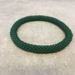 Roll-on armbånd som passer til næsten alle kvinder. Kvindegrupper i Nepal, Kathmandu Valley, udstyres med glasperler og bomuldsgarn, så de i deres fritid kan hækler disse smukke perlearmbånd. Den ekstra indtægt går bl.a. til at sende kvindernes børn i skole. Hvert armbånd er et unikt resultat af kvindernes håndarbejde og varierer i farvekombinationer og mønstre.