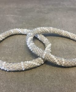 Roll-on perle armbåndene er håndlavet i Nepal. De er lavet med forskellige glasperler og i forskellige mønster. De er hæklet med en bomuldssnor. Syntes man at de lidt stramme, kan man vride forsigtigt i dem så de bliver større. syntes man derimod at de er blive lidt for løse, kan man ligge dem i vand. dette gør at bomildssnoren trækker sig sammen og de bliver mindre igen.