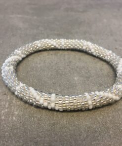 Roll-on perle armbåndene er håndlavet i Nepal. De er lavet med forskellige glasperler og i forskellige mønster. De er hæklet med en bomuldssnor. Syntes man at de lidt stramme, kan man vride forsigtigt i dem så de bliver større. syntes man derimod at de er blive lidt for løse, kan man ligge dem i vand. dette gør at bomildssnoren trækker sig sammen og de bliver mindre igen.