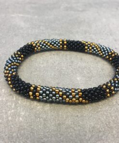 Roll-on perle armbåndene er håndlavet i Nepal. De er lavet med forskellige glasperler og i forskellige mønster. De er hæklet med en bomuldssnor. Syntes man at de lidt stramme, kan man vride forsigtigt i dem så de bliver større. syntes man derimod at de er blive lidt for løse, kan man ligge dem i vand. dette gør at bomildssnoren trækker sig sammen og de bliver mindre igen.