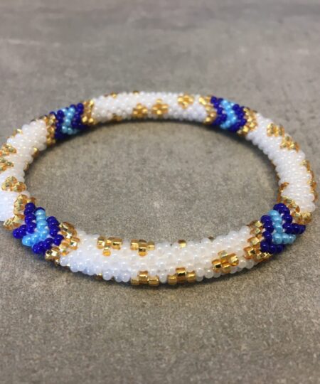 Roll-on perle armbåndene er håndlavet i Nepal. De er lavet med forskellige glasperler og i forskellige mønster. De er hæklet med en bomuldssnor. Syntes man at de lidt stramme, kan man vride forsigtigt i dem så de bliver større. syntes man derimod at de er blive lidt for løse, kan man ligge dem i vand. dette gør at bomildssnoren trækker sig sammen og de bliver mindre igen.