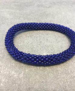 Roll-on perle armbåndene er håndlavet i Nepal. De er lavet med forskellige glasperler og i forskellige mønster. De er hæklet med en bomuldssnor. Syntes man at de lidt stramme, kan man vride forsigtigt i dem så de bliver større. syntes man derimod at de er blive lidt for løse, kan man ligge dem i vand. dette gør at bomildssnoren trækker sig sammen og de bliver mindre igen.