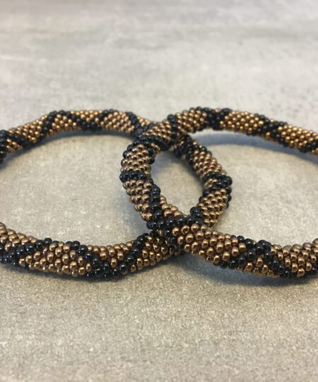 Roll-on perle armbåndene er håndlavet i Nepal. De er lavet med forskellige glasperler og i forskellige mønster. De er hæklet med en bomuldssnor. Syntes man at de lidt stramme, kan man vride forsigtigt i dem så de bliver større. syntes man derimod at de er blive lidt for løse, kan man ligge dem i vand. dette gør at bomildssnoren trækker sig sammen og de bliver mindre igen.