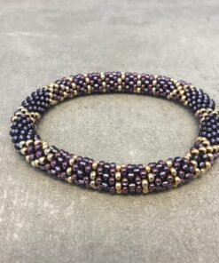 Roll-on armbånd som passer til næsten alle kvinder. Kvindegrupper i Nepal, Kathmandu Valley, udstyres med glasperler og bomuldsgarn, så de i deres fritid kan hækler disse smukke perlearmbånd. Den ekstra indtægt går bl.a. til at sende kvindernes børn i skole. Hvert armbånd er et unikt resultat af kvindernes håndarbejde og varierer i farvekombinationer og mønstre.