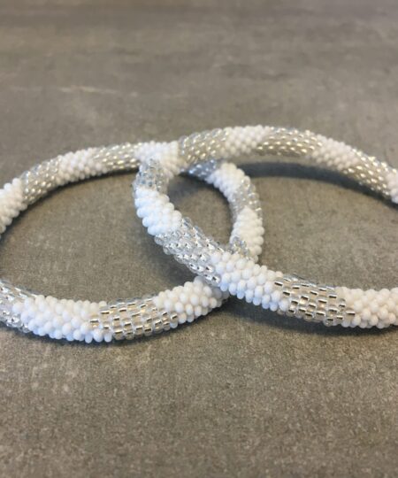 Roll-on perle armbåndene er håndlavet i Nepal. De er lavet med forskellige glasperler og i forskellige mønster. De er hæklet med en bomuldssnor. Syntes man at de lidt stramme, kan man vride forsigtigt i dem så de bliver større. syntes man derimod at de er blive lidt for løse, kan man ligge dem i vand. dette gør at bomildssnoren trækker sig sammen og de bliver mindre igen.