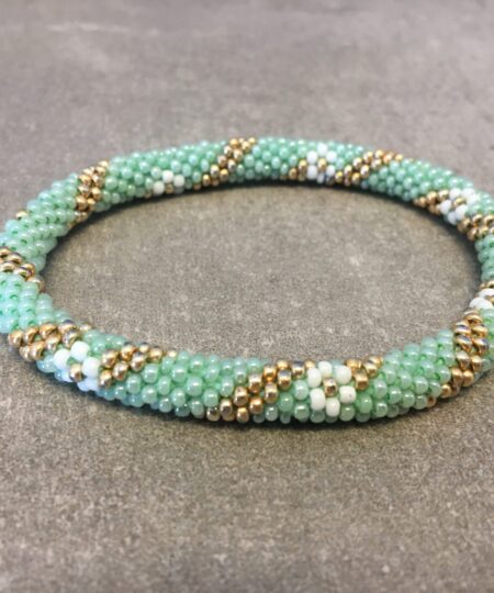 Roll-on perle armbåndene er håndlavet i Nepal. De er lavet med forskellige glasperler og i forskellige mønster. De er hæklet med en bomuldssnor. Syntes man at de lidt stramme, kan man vride forsigtigt i dem så de bliver større. syntes man derimod at de er blive lidt for løse, kan man ligge dem i vand. dette gør at bomildssnoren trækker sig sammen og de bliver mindre igen.