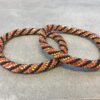 Roll-on perle armbåndene er håndlavet i Nepal. De er lavet med forskellige glasperler og i forskellige mønster. De er hæklet med en bomuldssnor. Syntes man at de lidt stramme, kan man vride forsigtigt i dem så de bliver større. syntes man derimod at de er blive lidt for løse, kan man ligge dem i vand. dette gør at bomildssnoren trækker sig sammen og de bliver mindre igen.