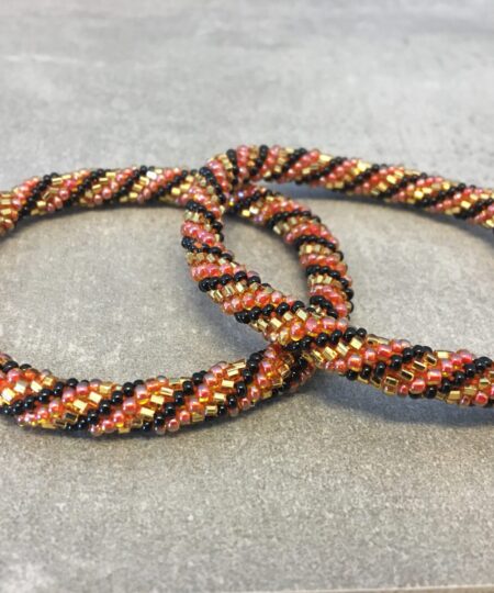 Roll-on perle armbåndene er håndlavet i Nepal. De er lavet med forskellige glasperler og i forskellige mønster. De er hæklet med en bomuldssnor. Syntes man at de lidt stramme, kan man vride forsigtigt i dem så de bliver større. syntes man derimod at de er blive lidt for løse, kan man ligge dem i vand. dette gør at bomildssnoren trækker sig sammen og de bliver mindre igen.