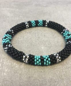 Roll-on armbånd som passer til næsten alle kvinder. Kvindegrupper i Nepal, Kathmandu Valley, udstyres med glasperler og bomuldsgarn, så de i deres fritid kan hækler disse smukke perlearmbånd. Den ekstra indtægt går bl.a. til at sende kvindernes børn i skole. Hvert armbånd er et unikt resultat af kvindernes håndarbejde og varierer i farvekombinationer og mønstre.