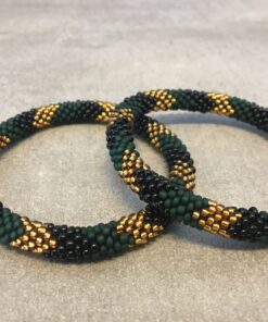 Roll-on armbånd som passer til næsten alle kvinder. Kvindegrupper i Nepal, Kathmandu Valley, udstyres med glasperler og bomuldsgarn, så de i deres fritid kan hækler disse smukke perlearmbånd. Den ekstra indtægt går bl.a. til at sende kvindernes børn i skole. Hvert armbånd er et unikt resultat af kvindernes håndarbejde og varierer i farvekombinationer og mønstre.