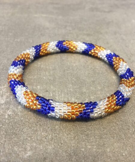 Roll-on perle armbåndene er håndlavet i Nepal. De er lavet med forskellige glasperler og i forskellige mønster. De er hæklet med en bomuldssnor. Syntes man at de lidt stramme, kan man vride forsigtigt i dem så de bliver større. syntes man derimod at de er blive lidt for løse, kan man ligge dem i vand. dette gør at bomildssnoren trækker sig sammen og de bliver mindre igen.