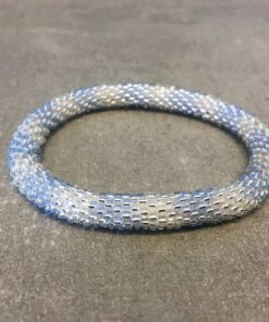 Roll-on perle armbåndene er håndlavet i Nepal. De er lavet med forskellige glasperler og i forskellige mønster. De er hæklet med en bomuldssnor. Syntes man at de lidt stramme, kan man vride forsigtigt i dem så de bliver større. syntes man derimod at de er blive lidt for løse, kan man ligge dem i vand. dette gør at bomildssnoren trækker sig sammen og de bliver mindre igen.