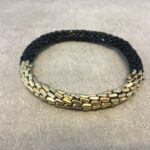 Roll-on armbånd som passer til næsten alle kvinder. Kvindegrupper i Nepal, Kathmandu Valley, udstyres med glasperler og bomuldsgarn, så de i deres fritid kan hækler disse smukke perlearmbånd. Den ekstra indtægt går bl.a. til at sende kvindernes børn i skole. Hvert armbånd er et unikt resultat af kvindernes håndarbejde og varierer i farvekombinationer og mønstre.