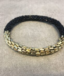 Roll-on armbånd som passer til næsten alle kvinder. Kvindegrupper i Nepal, Kathmandu Valley, udstyres med glasperler og bomuldsgarn, så de i deres fritid kan hækler disse smukke perlearmbånd. Den ekstra indtægt går bl.a. til at sende kvindernes børn i skole. Hvert armbånd er et unikt resultat af kvindernes håndarbejde og varierer i farvekombinationer og mønstre.