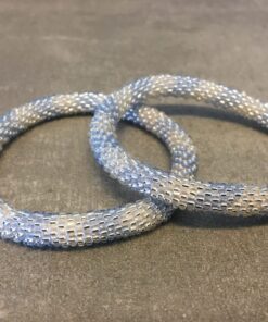 Roll-on perle nepal armbånd er håndlavet i Nepal. De er lavet med forskellige glasperler og i forskellige mønster. De er hæklet med en bomuldssnor. Syntes man at de lidt stramme, kan man vride forsigtigt i dem så de bliver større. syntes man derimod at de er blive lidt for løse, kan man ligge dem i vand. dette gør at bomildssnoren trækker sig sammen og de bliver mindre igen.