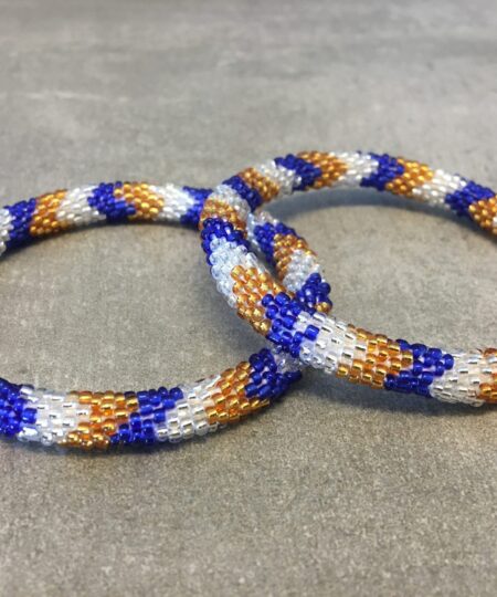 Roll-on perle armbåndene er håndlavet i Nepal. De er lavet med forskellige glasperler og i forskellige mønster. De er hæklet med en bomuldssnor. Syntes man at de lidt stramme, kan man vride forsigtigt i dem så de bliver større. syntes man derimod at de er blive lidt for løse, kan man ligge dem i vand. dette gør at bomildssnoren trækker sig sammen og de bliver mindre igen.