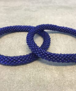 Roll-on perle armbåndene er håndlavet i Nepal. De er lavet med forskellige glasperler og i forskellige mønster. De er hæklet med en bomuldssnor. Syntes man at de lidt stramme, kan man vride forsigtigt i dem så de bliver større. syntes man derimod at de er blive lidt for løse, kan man ligge dem i vand. dette gør at bomildssnoren trækker sig sammen og de bliver mindre igen.